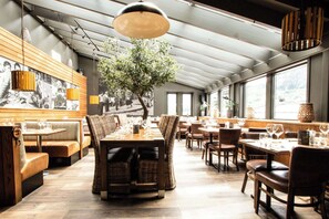 3 restaurants, breakfast, dinner served; Italian cuisine 