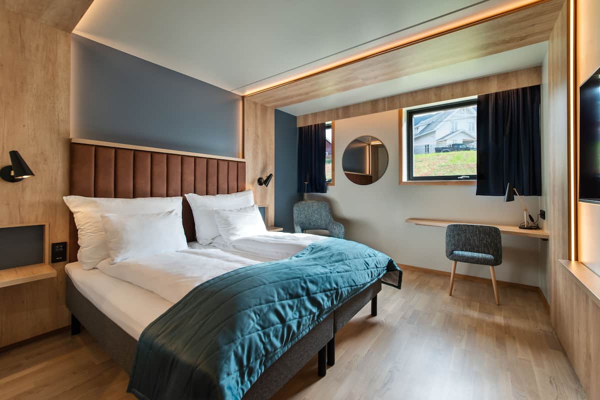 Superior Room, 2 Twin Beds, Non Smoking | Bathroom | Hair dryer, towels, soap, toilet paper