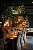 3 restaurantes; se sirve desayuno y cena