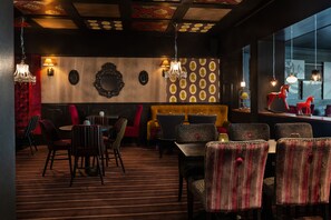 3 restaurants, breakfast, dinner served; Italian cuisine
