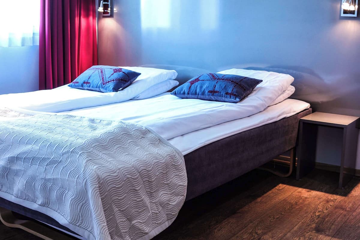 Standard Room, 2 Twin Beds, Non Smoking | Desk, laptop workspace, iron/ironing board, free WiFi