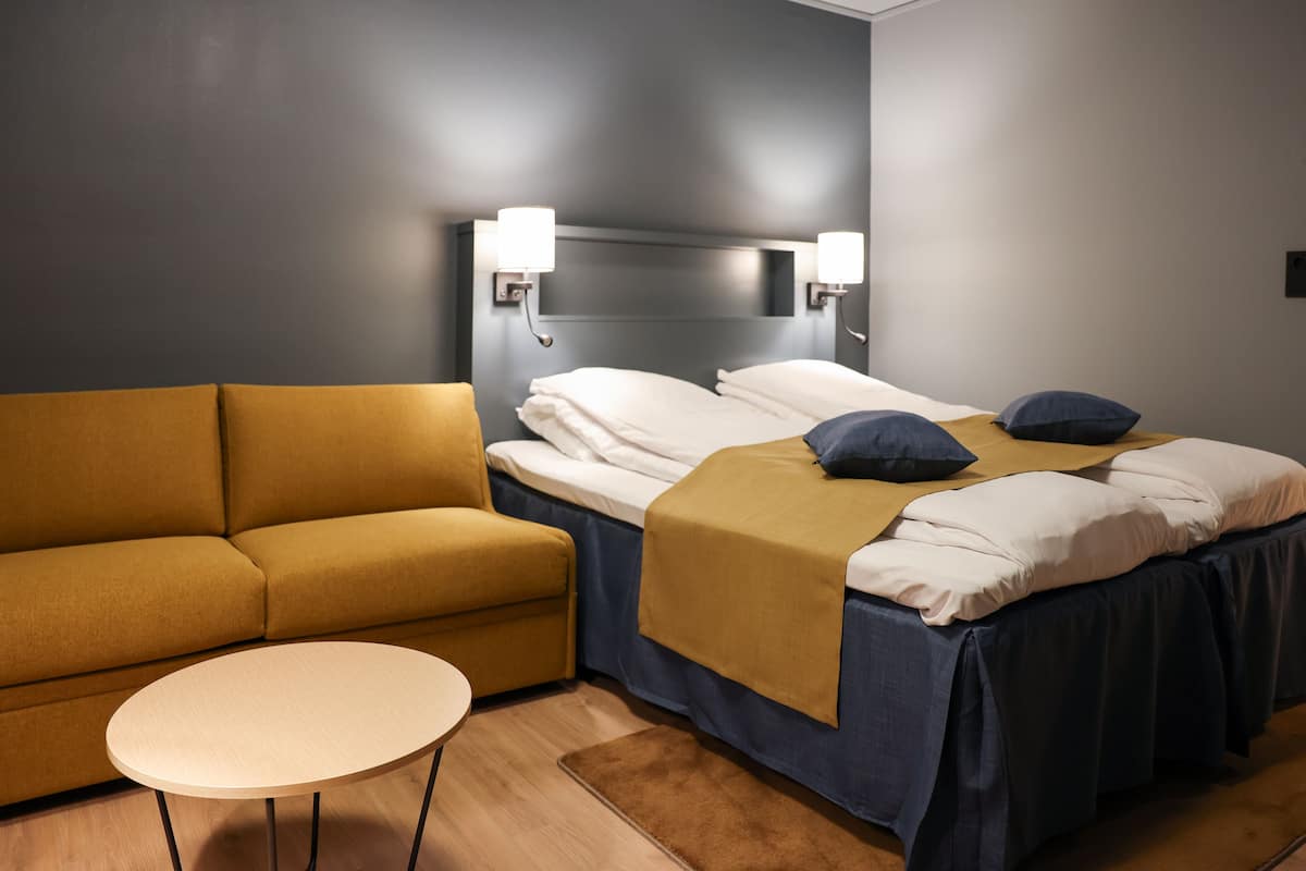 Habitación familiar, varias camas, para no fumadores | Escritorio y espacio para trabajar con laptop