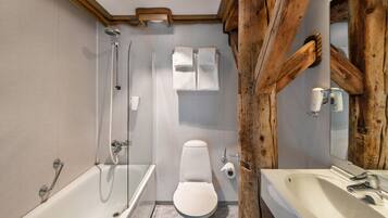 Standardzimmer, 1 Doppelbett, Nichtraucher | Badezimmer | Kostenlose Toilettenartikel, Haartrockner, Handtücher, Seife