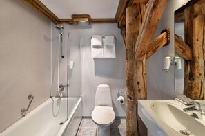 Standard Room, 1 Double Bed, Non Smoking | Bathroom | Free toiletries, hair dryer, towels, soap - Quality Hotel Floro (Kinn)
