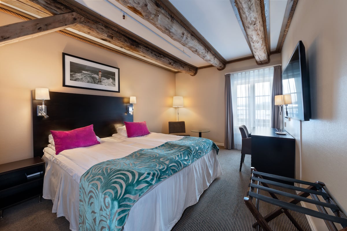 standard room, 1 double bed, non smoking | minibar, iron/ironing board, wifi