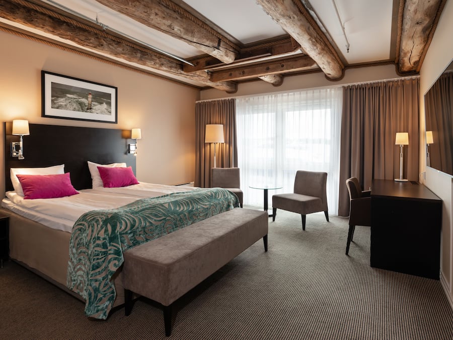 Minibar, escriptori i espai de treball apte per a portàtils