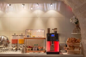 Desayuno buffet diario (EUR 15 por persona)