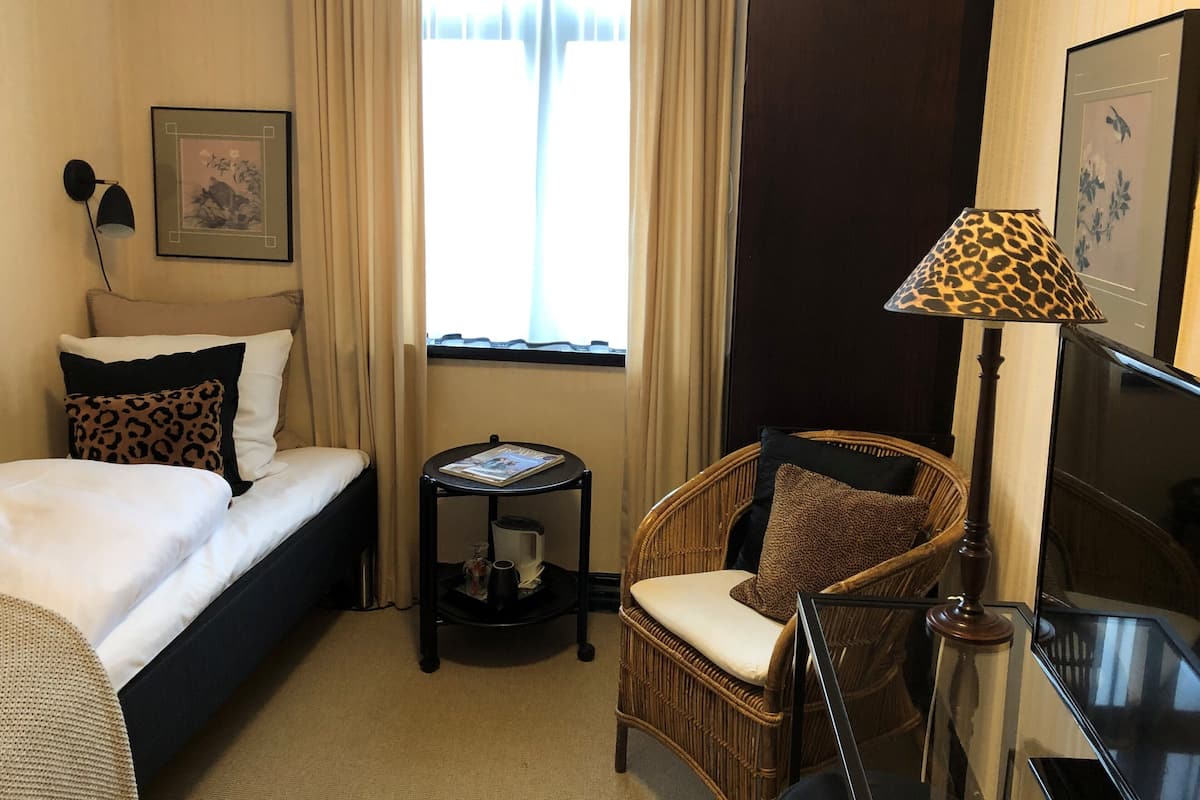 1 bedroom, hypo-allergenic bedding, down comforters, minibar