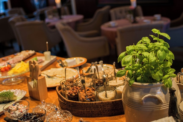 TĂ€gliches inbegriffenes FrĂŒhstĂŒcksbuffet