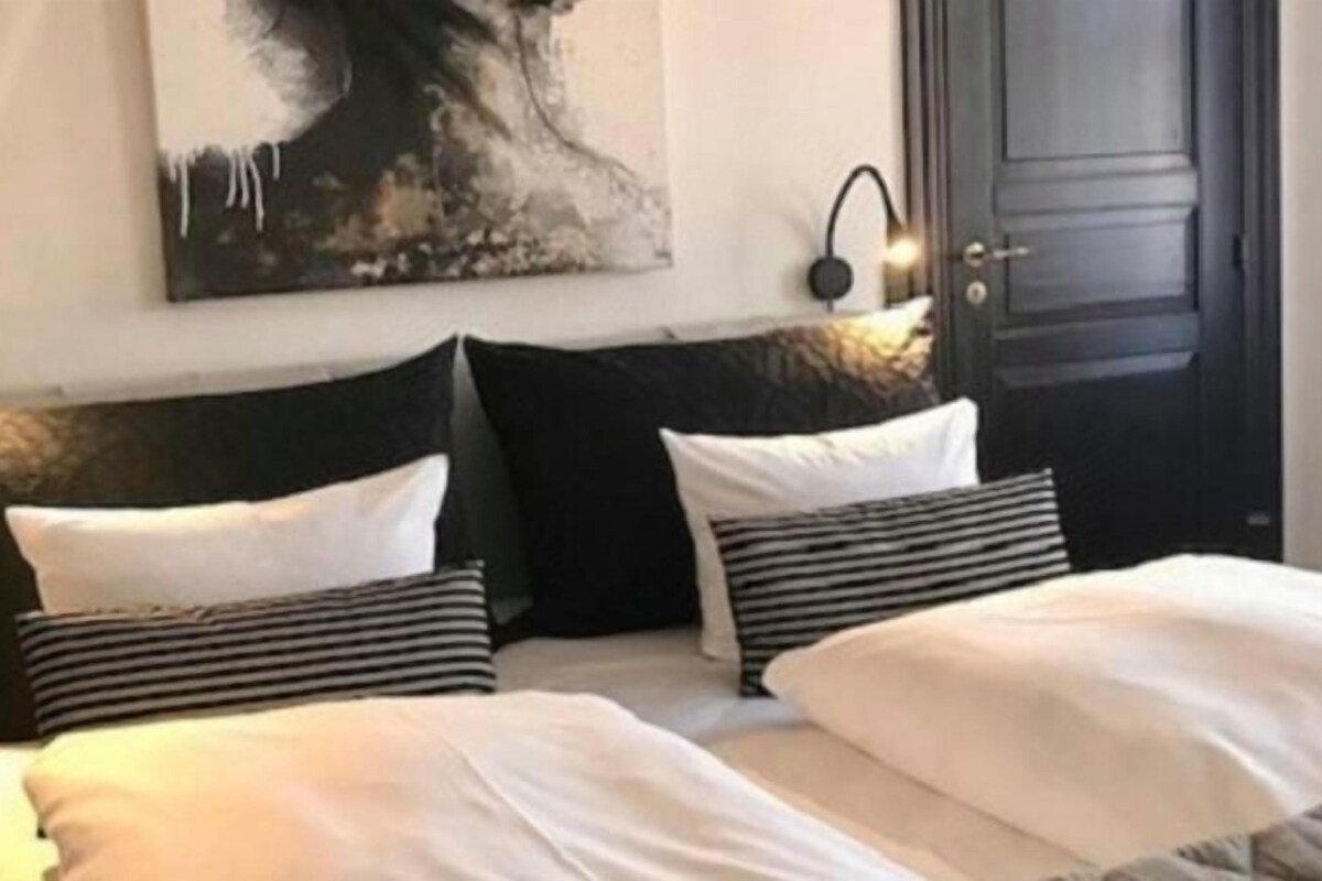 Hypo-allergenic bedding available, down comforters, minibar, desk