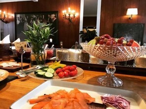 Café da manhã com buffet grátis todos os dias