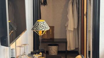 Suite clásica | 1 habitación, ropa de cama hipoalergénica, edredón y minibar