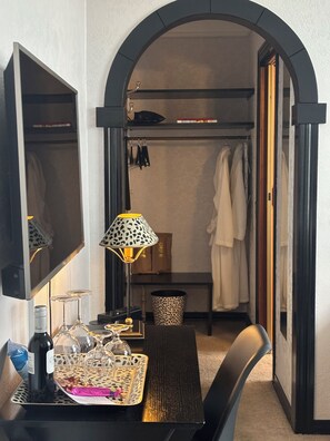 Suíte clássica | Roupas de cama antialérgicas, edredons de pluma, frigobar