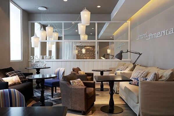 逢周末供应自助式早餐（每人 EUR 19）