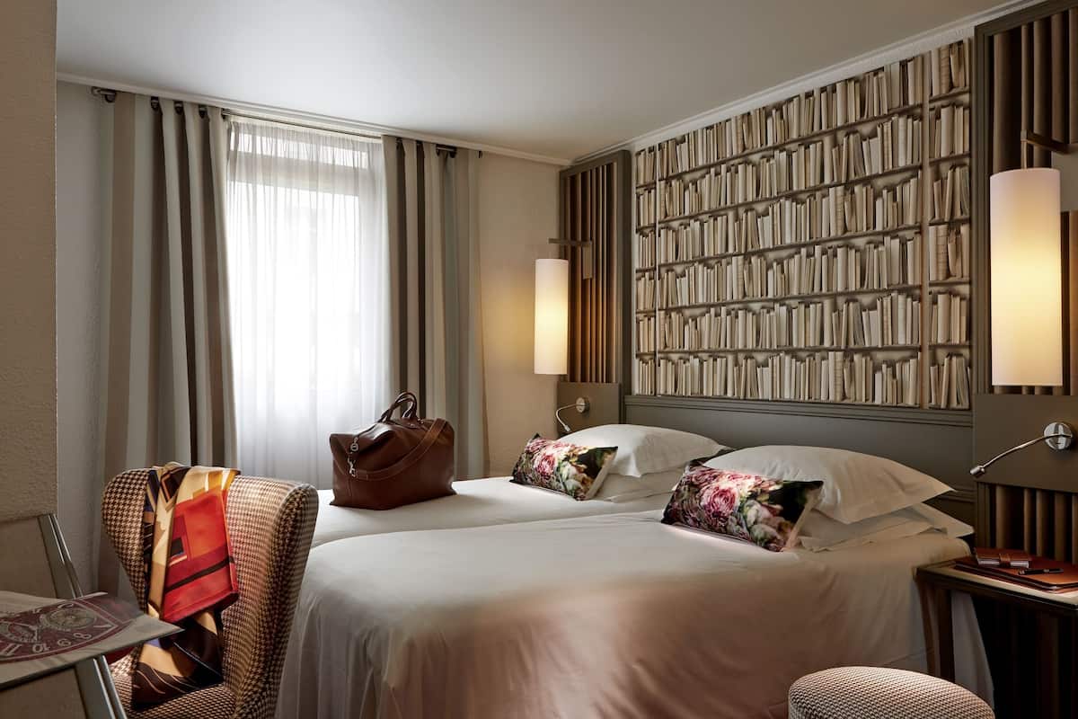 Chambre Classique Double ou avec lits jumeaux, 1 lit double ou 2 lits jumeaux | Literie de qualité supérieure, minibar, coffres-forts dans les chambres