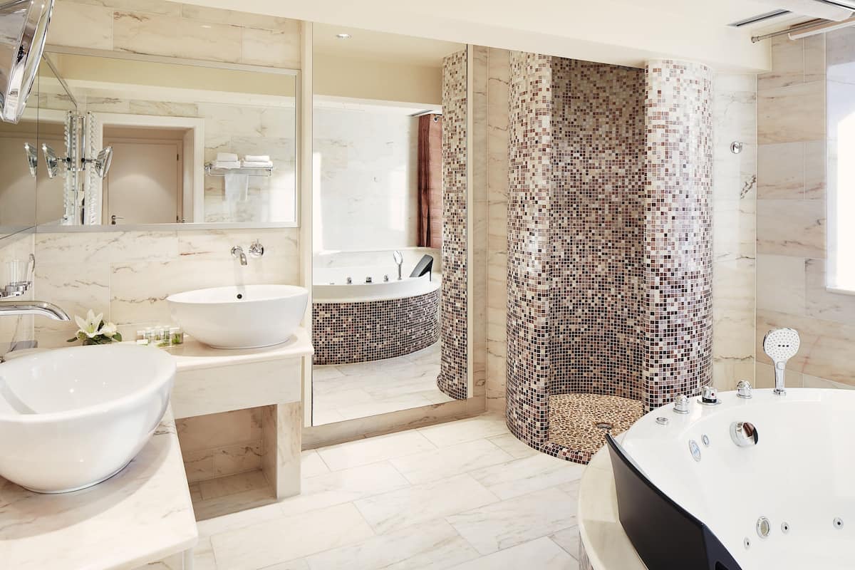 apartment | bathroom | free toiletries, hair dryer, towels