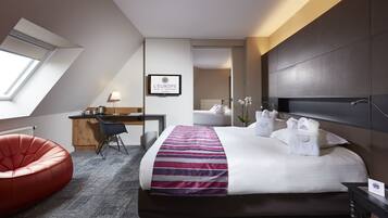 Hochwertige Bettwaren, Minibar, Zimmersafe, Schreibtisch