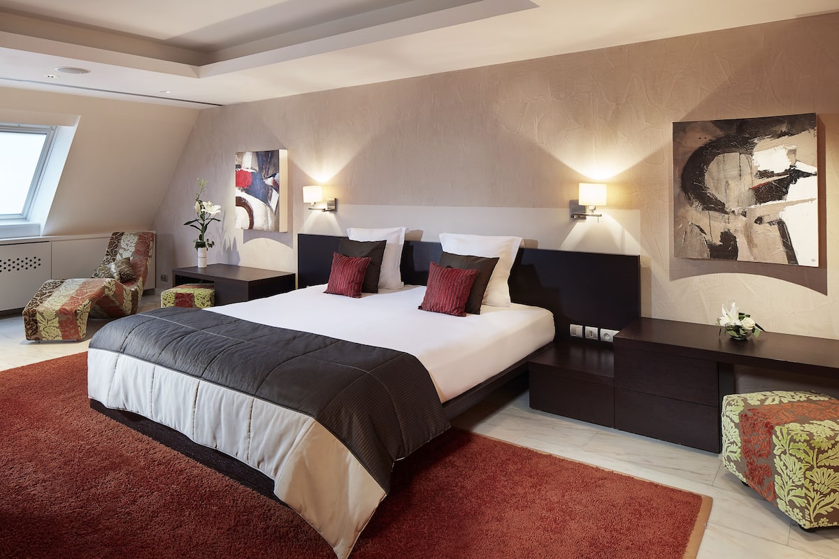 1 bedroom, premium bedding, minibar, in-room safe