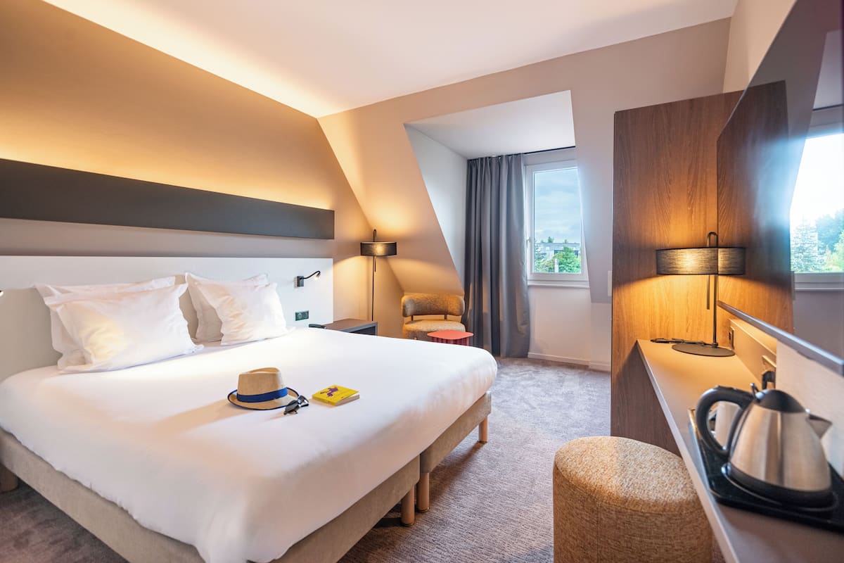 1 bedroom, premium bedding, minibar, in-room safe