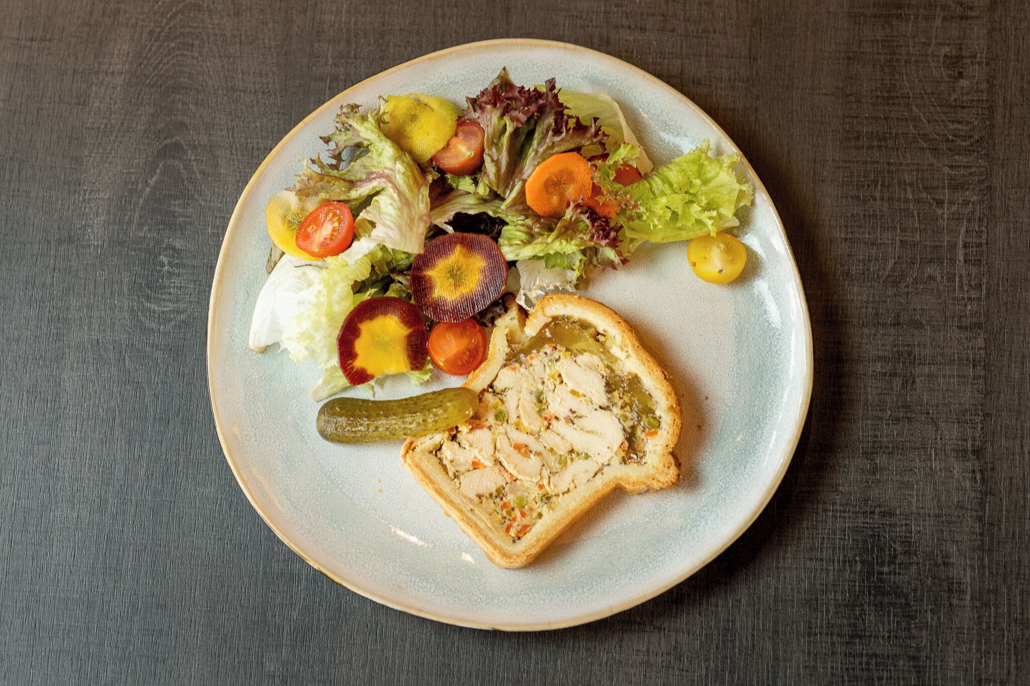 Un piatto con un'insalata e una fetta di pane.