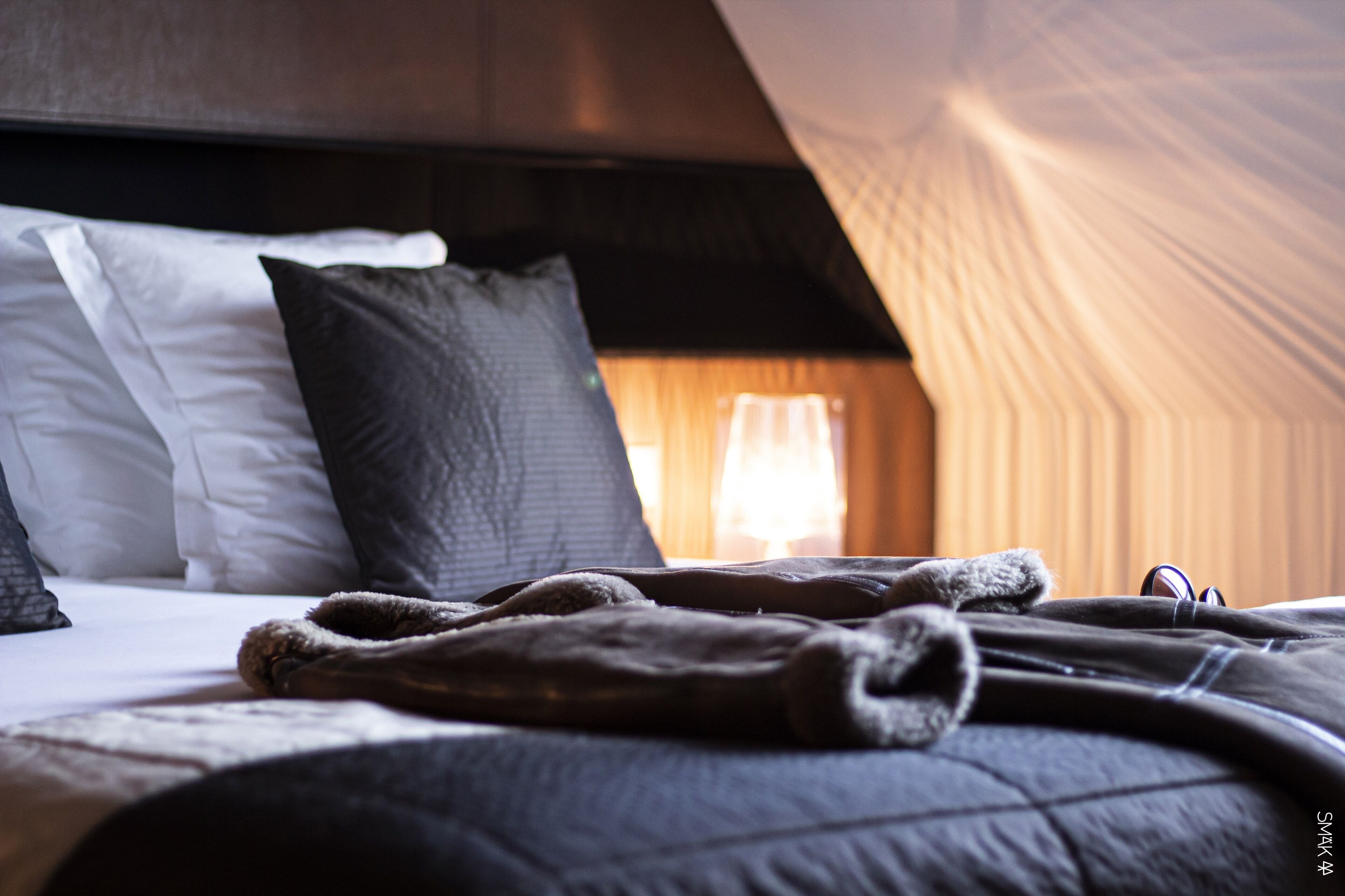 Luxe beddengoed, een minibar, een kluis op de kamer, een bureau