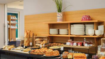 بوفيه فطور يوميًا بتكلفة قدرها (17 EUR للشخص)