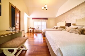 Deluxe tweepersoonskamer, 2 queensize bedden | Een kluis op de kamer, een bureau, verduisterende gordijnen, gratis wifi