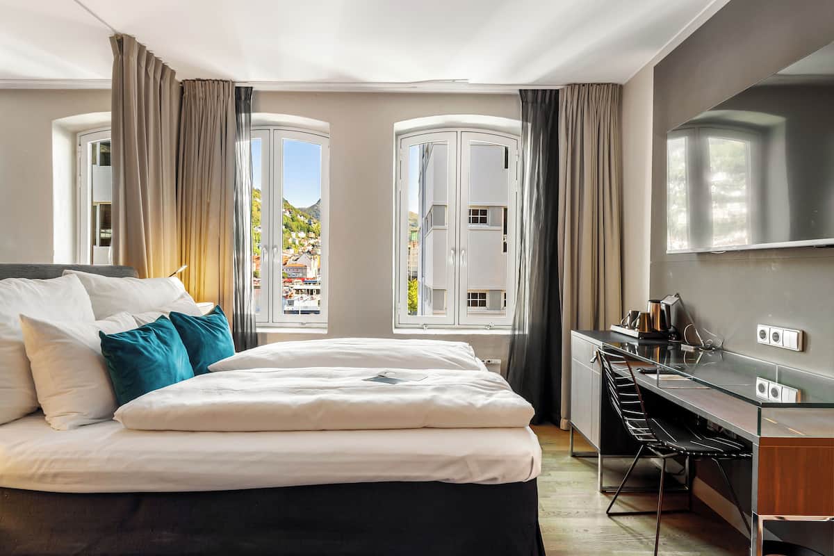 superior room, 1 double bed, non smoking | in-room safe, desk, iron/ironing board, bed sheets