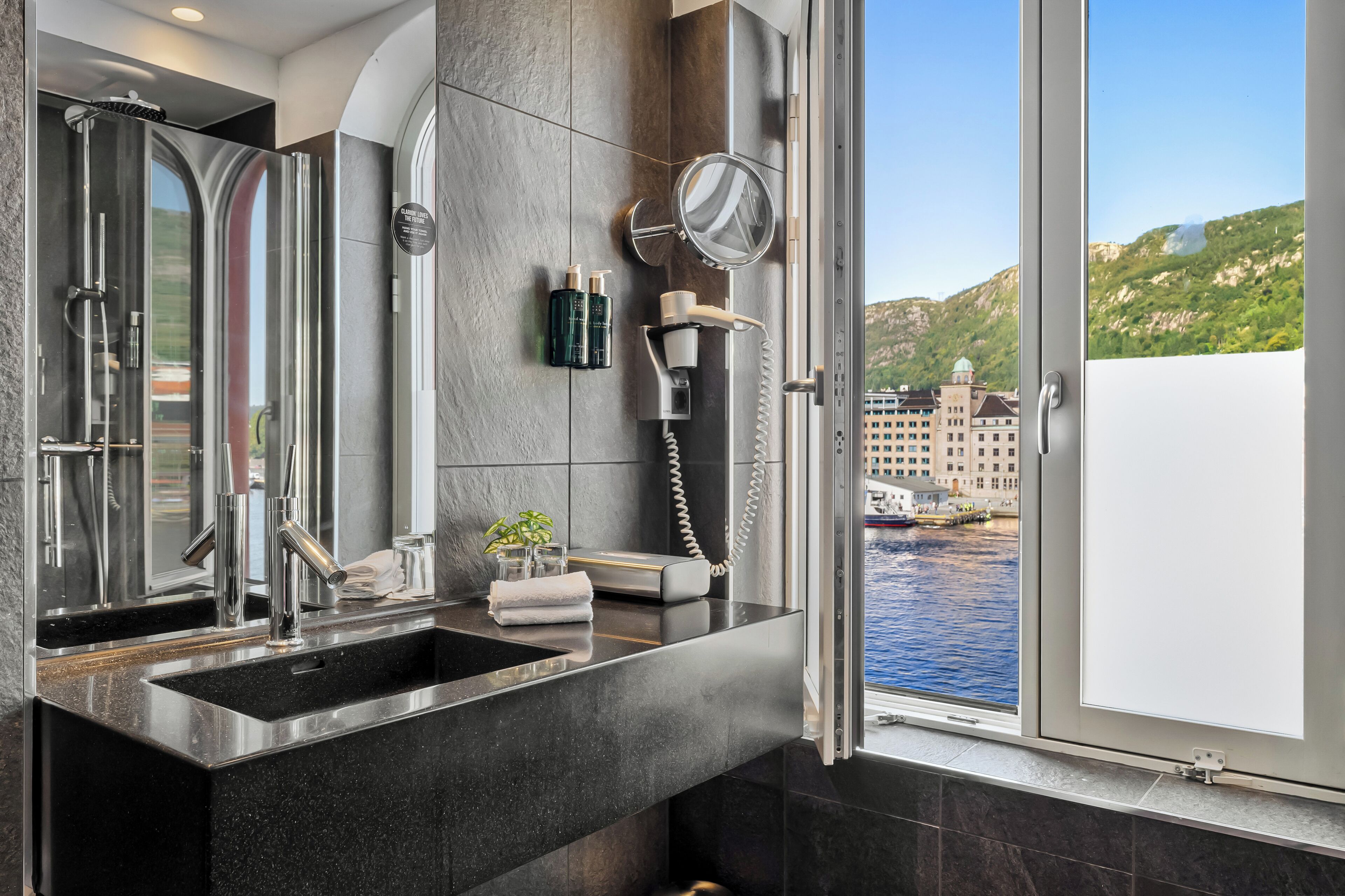 deluxe room, 1 double bed, non smoking | bathroom | shower, hair dryer, heated floors, towels