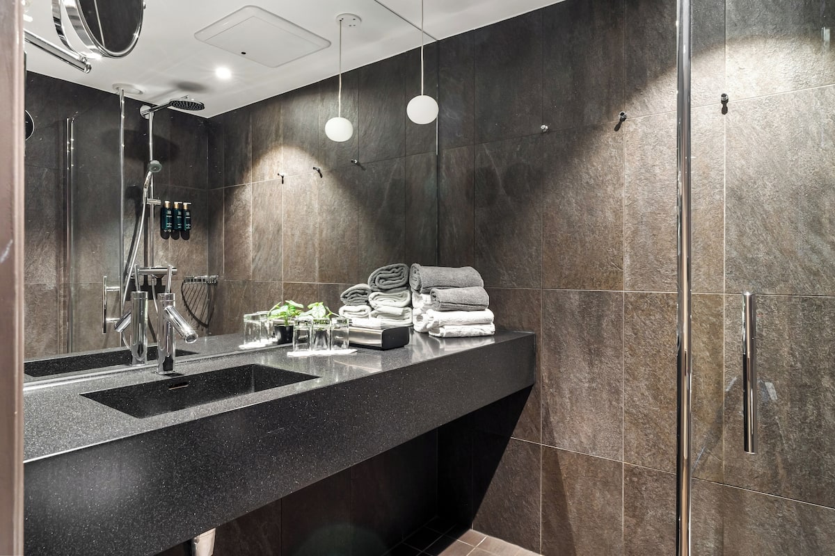 family room, 1 double bed, non smoking | bathroom | shower, hair dryer, heated floors, towels