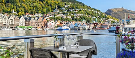 Breakfast, dinner served; American cuisine, sea views