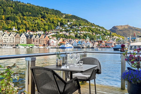 Breakfast, dinner served; American cuisine, sea views