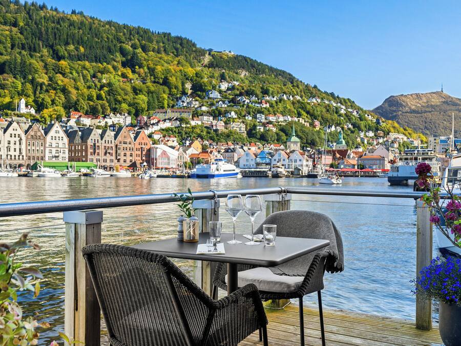 Frokost og middag serveres, amerikanske retter, utsikt mot havet