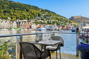 Déjeuner et souper servis sur place, cuisine américaine, vue sur la mer 