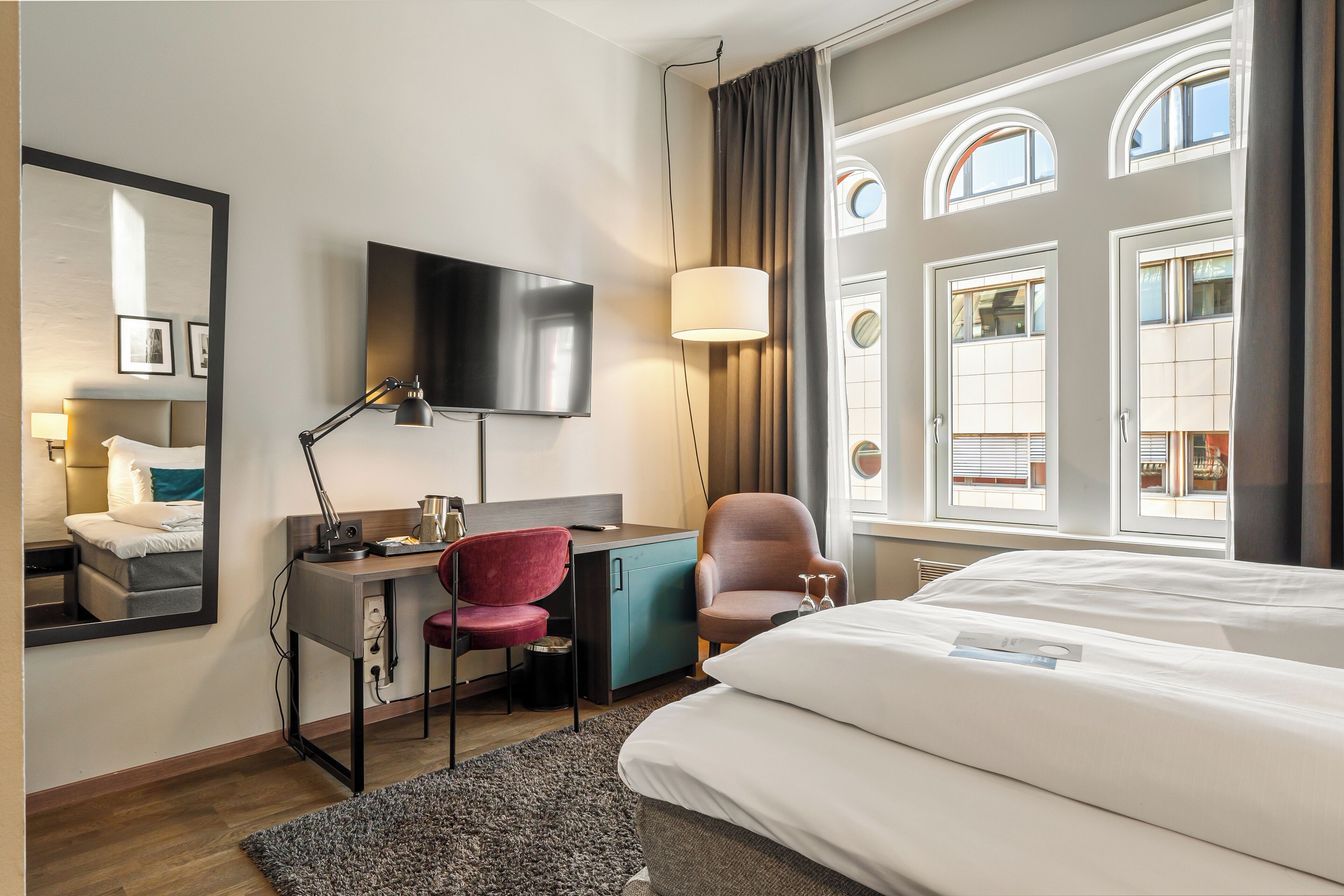 standard room, 1 double bed, non smoking | in-room safe, desk, iron/ironing board, bed sheets