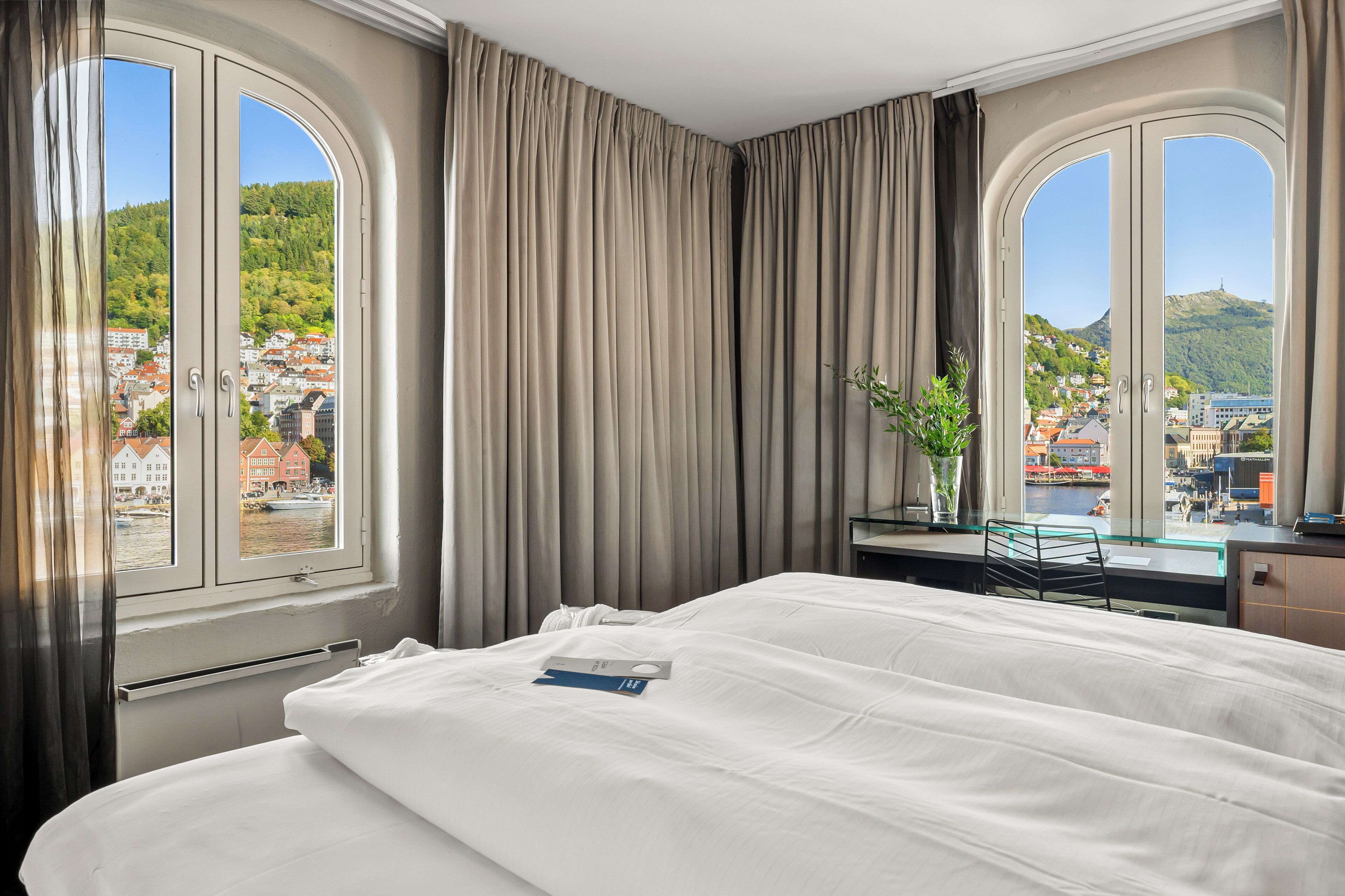 deluxe room, 1 double bed, non smoking | in-room safe, desk, iron/ironing board, bed sheets