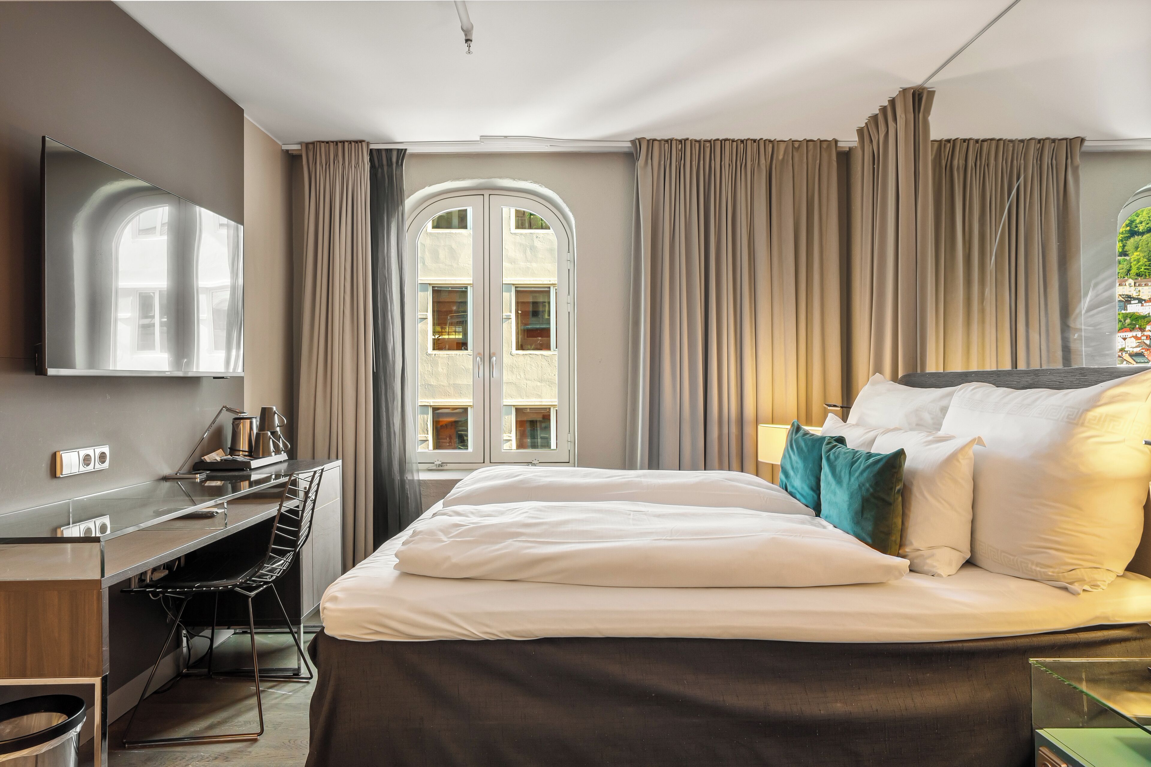 family room, 1 double bed, non smoking | in-room safe, desk, iron/ironing board, bed sheets