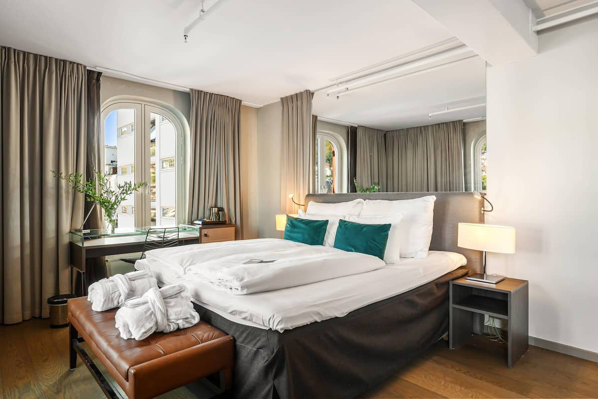 Deluxe kamer, 1 tweepersoonsbed, niet-roken | Een kluis op de kamer, een bureau, een strijkplank/strijkijzer