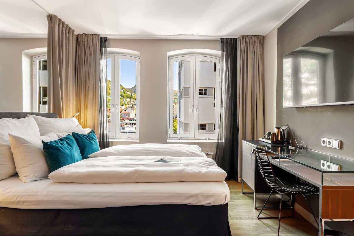 Standaard Twin kamer, niet-roken | Een kluis op de kamer, een bureau, een strijkplank/strijkijzer