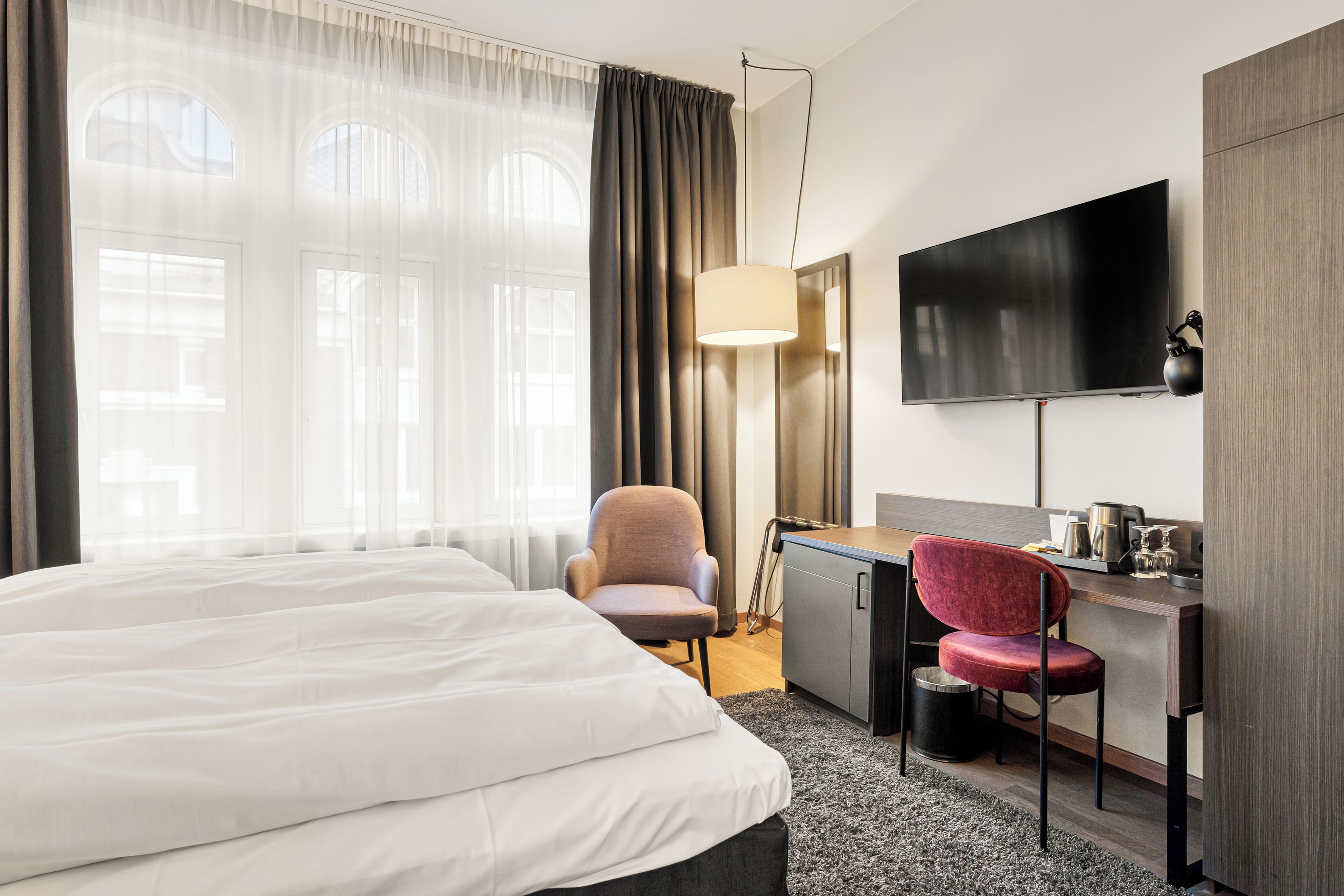 standard twin room, non smoking | in-room safe, desk, iron/ironing board, bed sheets