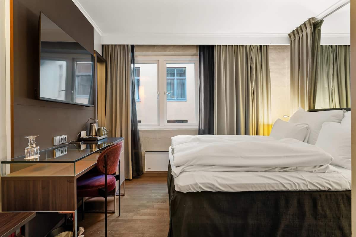 Standaard kamer, 1 tweepersoonsbed, niet-roken | Een kluis op de kamer, een bureau, een strijkplank/strijkijzer