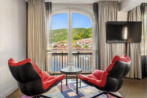 Caja de seguridad en la habitación y escritorio 