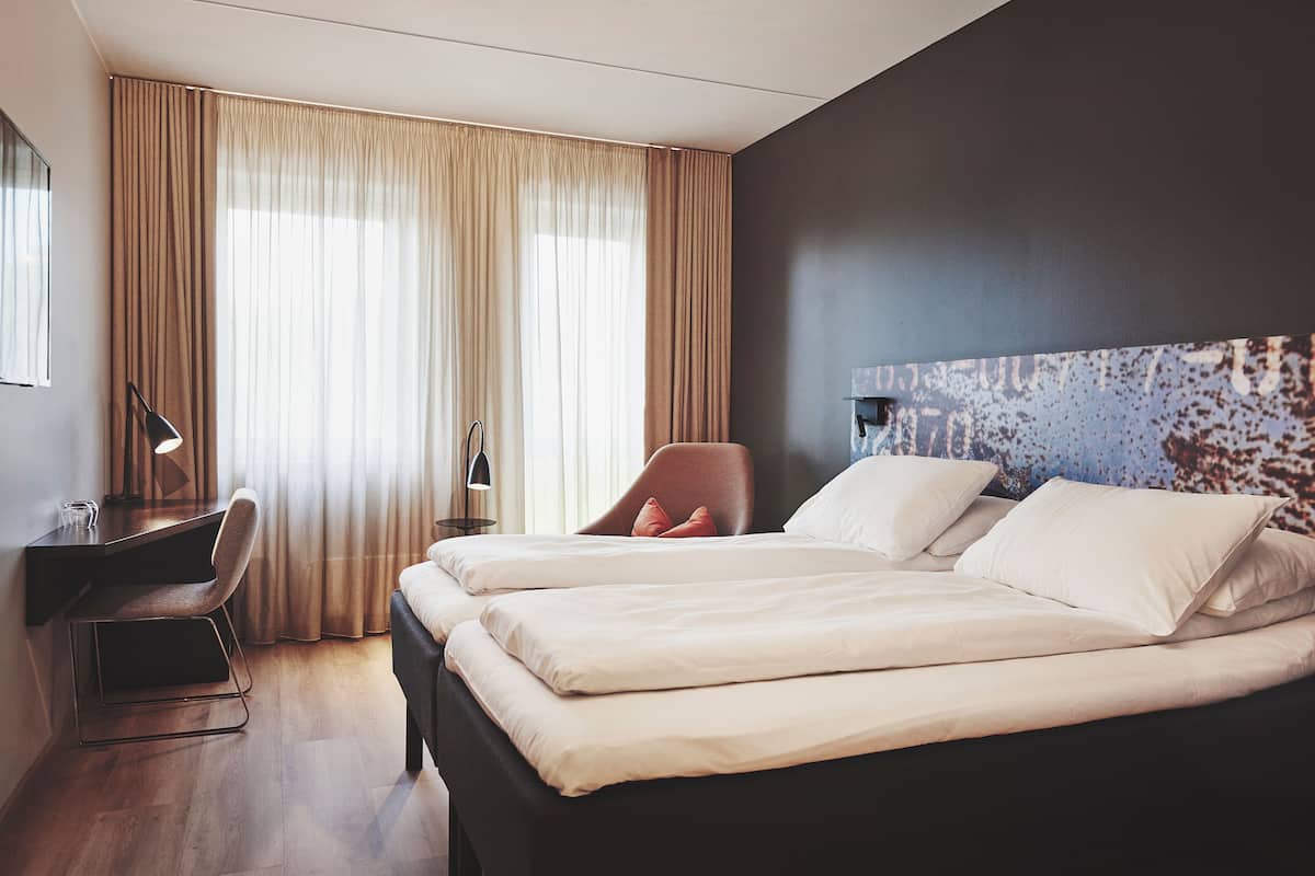 1 bedroom, pillow-top beds, desk, laptop workspace