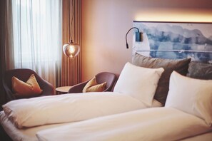 Superior Room, 1 Queen Bed | 1 bedroom, pillowtop beds, desk, laptop workspace