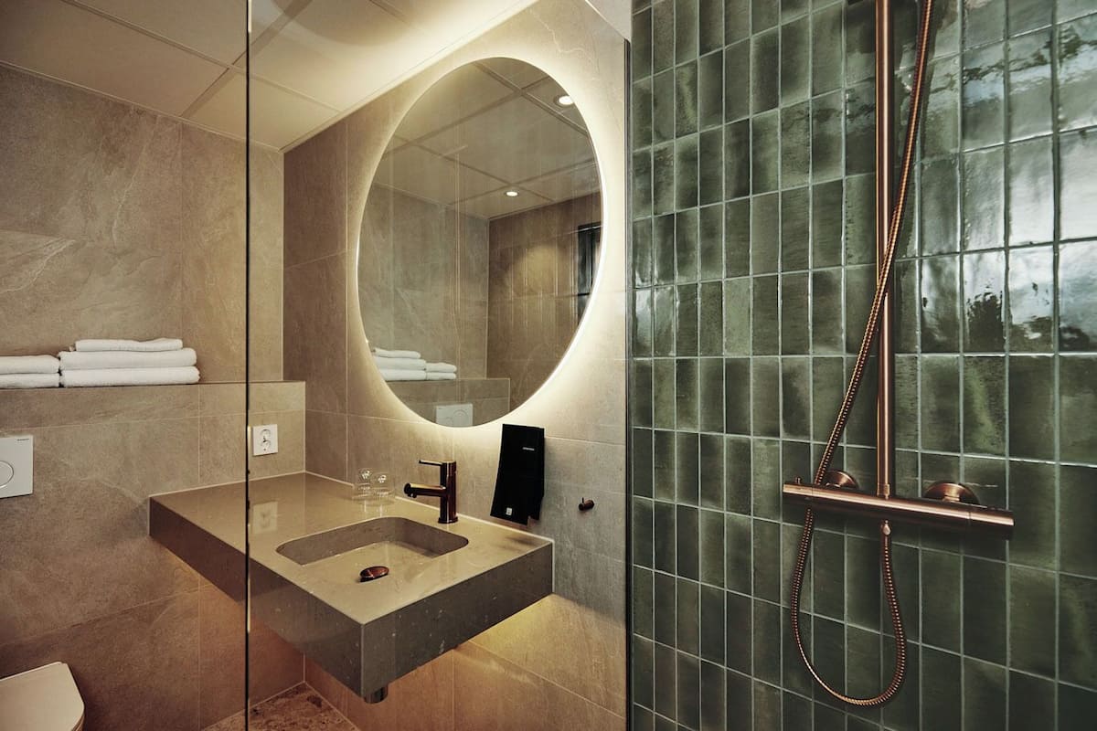 standard double room | bathroom | free toiletries, hair dryer, towels