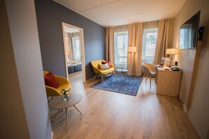 Suite | Living area | 32-inch flat-screen TV with digital channels, Smart TV