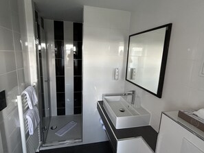Confort Rénovée | Baño | Secadora de cabello, toallas, jabón, shampoo 