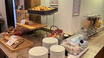 Petit déjeuner continental (16 EUR par personne)