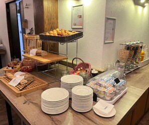 Desayuno continental (EUR 16 por persona) 