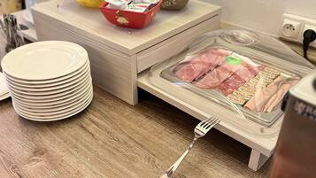 Daily continental breakfast (EUR 16 per person)